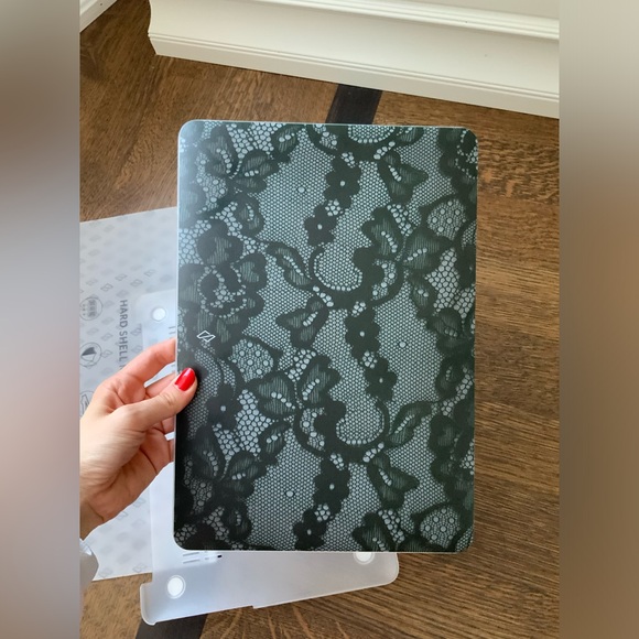 BURGA Magnetic Hardshell MacBook Case Black Lace Design MacBook Air 13 NEW - Picture 7 of 9